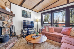Bearadise Cottage- Hot Tub- Foosball- Central Moonridge Cozy Mountain Chalet